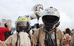 Đón tết trên yên xe: Cặp đôi 9X phượt xuyên Việt từ Bắc vào Nam, check-in Kim Mã 4.0