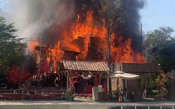 Cháy lớn quán cà phê nổi tiếng ở TP.HCM, lửa đỏ rực cả khu dân cư