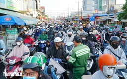 Hàng dài xe nối đuôi nhau qua phà Cát Lái trở lại TP.HCM ngày nghỉ tết cuối cùng