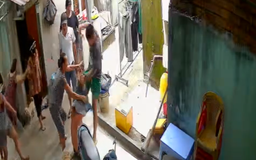 Cầu cứu vì bị nhóm người đánh gãy sống mũi ngay trước nhà