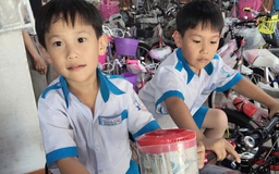 Cặp song sinh mang bình tiền tiết kiệm đi mua xe, chị chủ đếm toát mồ hôi