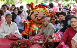 Dòng người xếp hàng dài chờ làm lễ chuyển vận ở chùa Ngọc Hoàng mùng 8 tết