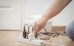 Những dấu hiệu cho thấy cần thay ổ cắm điện mới