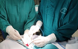 Cứu người đàn ông bị nhiều vết cắt ở cổ, nguy kịch