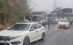3 ô tô tông liên hoàn trên đèo Bảo Lộc lúc mưa lớn khiến giao thông ùn ứ