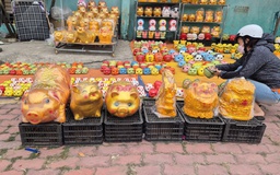 Ngày vía Thần tài: Heo đất 'phủ sóng' khắp nơi, người trẻ mua để 'đựng' ước mơ
