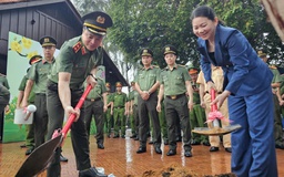 Trung tướng Mai Hoàng tặng cây giống cẩm lai cho công an các xã, phường