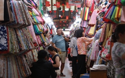 Có còn là chợ nhà giàu? Sạp guốc, sạp vải níu chân khách ở chợ Tân Định