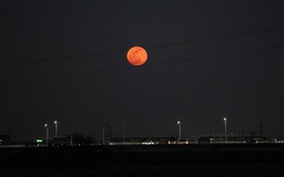 Nhiều người 'thấy lạ' khi trăng rằm tháng chạp đỏ như máu, vì sao vậy?