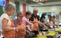 Du khách háo hức chờ ăn Tết Việt