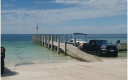 Cậu bé bơi 4 km trong vùng biển động để cứu gia đình bị cuốn ra biển