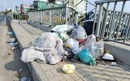 Rác tràn lan trên cầu và bên đường