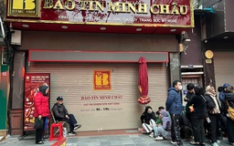 Khách xếp hàng mua khi giá vàng, bạc đảo chiều tăng mạnh