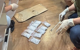 Biến nơi ở thành 'boong ke', giao dịch ma túy qua khe cửa