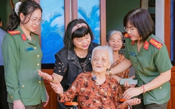 Gần 21.000 phần quà tết được Công an tỉnh Gia Lai trao cho người nghèo