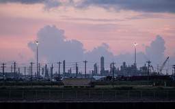 Ngành lọc dầu Mỹ quá tải với nguồn dầu thô từ Venezuela