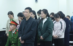 Chủ tiệm spa giấu cả thỏi vàng trong giày, mang từ Trung Quốc về Việt Nam