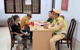 Thiếu niên 12 tuổi ném đá vỡ kính cửa toa tàu hỏa