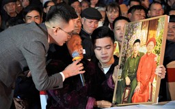 Tết tri ân liệt sĩ: Thân nhân liệt sĩ nghẹn ngào nhận lại di ảnh
