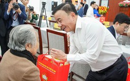 Thường trực Ban Bí thư tặng quà tết cho hộ nghèo, gia đình chính sách tại Đà Nẵng