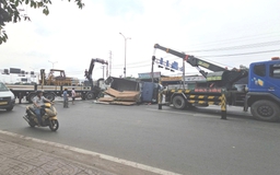 Lật xe tải chở ván gỗ, cửa ngõ phía tây TP.HCM kẹt xe nghiêm trọng