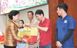 Phó thủ tướng Phạm Thị Thanh Trà trao quà tết cho người dân Đồng Tháp