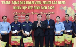 Phó chủ tịch Quốc hội trao quà tết, động viên người dân Khánh Hòa vượt khó sau lũ