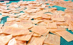 Làng bánh phồng tôm Cà Mau đỏ lửa cận tết, đơn hàng tăng 30%