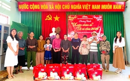350 hộ dân khó khăn ở xã Vân Canh nhận quà tết