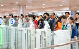 Xuyên đêm ở cửa ngõ không ngủ Tân Sơn Nhất cận Tết Bính Ngọ