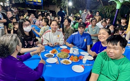 Tiệc tất niên ngay góc phố nhỏ ở TP.HCM: Bánh chưng, củ kiệu lên mâm sớm