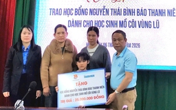 Trao học bổng Nguyễn Thái Bình cho học sinh mồ côi vùng lũ ở Huế