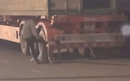 Va chạm giao thông, 2 tài xế dùng kéo và rựa lao vào 'hỗn chiến'