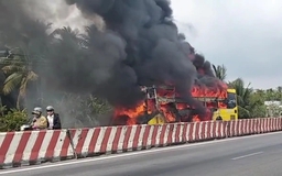 Xe khách giường nằm bốc cháy dữ dội khi đang chạy, hành khách kịp thoát thân