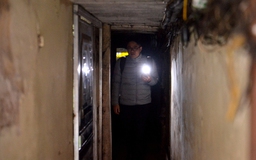 Những con ngõ nhỏ tại phố cổ Hà Nội quanh năm không thấy ánh sáng mặt trời