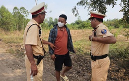 CSGT mật phục bắt xe ben chở đất chất 'cao như núi' phóng bạt mạng trên đường