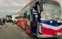 Tai nạn liên hoàn trên cao tốc Vân Phong - Nha Trang, người dân 'giải cứu' tài xế mắc kẹt trong cabin