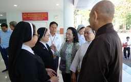 Phật giáo người Hoa TP.HCM thăm y bác sĩ, tu sĩ Bệnh viện Nhân Ái