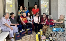 Lý Hùng nghẹn ngào khi cùng em gái Lý Hương thực hiện di nguyện của cha