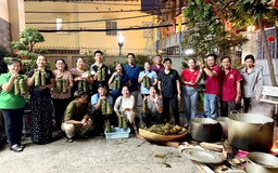 Tất niên ở TP.HCM có nhiều nồi bánh tét, dân khu phố làm điều nghĩa tình