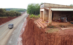 Nhiều nhà dân chênh vênh bên mép vực sâu: Quản lý công trình nói gì?