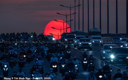 'Mặt trời trứng muối' mỗi chiều, thu hút nhiều người đi ngắm