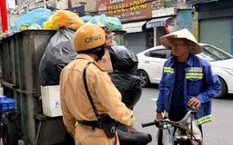 Xe lôi chở rác cồng kềnh trên đường: CSGT TP.HCM tăng cường xử lý