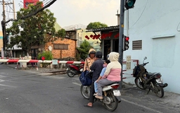 CSGT TP.HCM xử phạt tài xế dừng xe sát đường sắt bất chấp còi báo