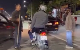 Tài xế ô tô cầm gậy dọa người đi xe máy