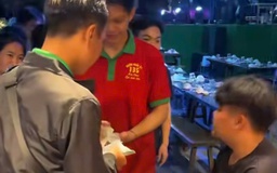 Nhân viên quán ăn ở Tây Ninh trúng số hơn 16 tỉ đồng, chia tiền cho đồng nghiệp