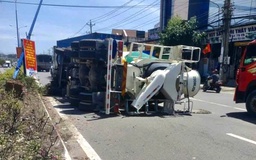TP.HCM: Xe bồn tông gãy cột đèn, lật ngang trên đường ĐT746