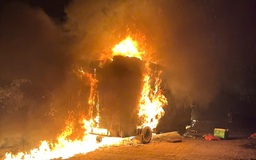 Xe tải bốc cháy ngùn ngụt trên đường ở Quảng Trị