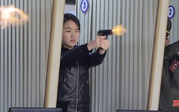 Ông Kim Jong-un và con gái bắn thử súng ngắn