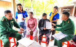 Bộ đội biên phòng 'đi từng ngõ, gõ từng nhà' tuyên truyền bầu cử ở biên giới